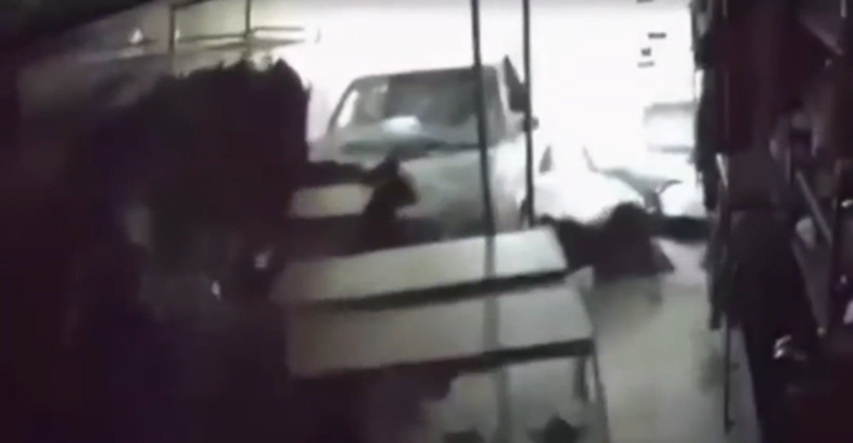 VÍDEO: carro invade loja de roupas em galeria na Mangabeiras, em Maceió