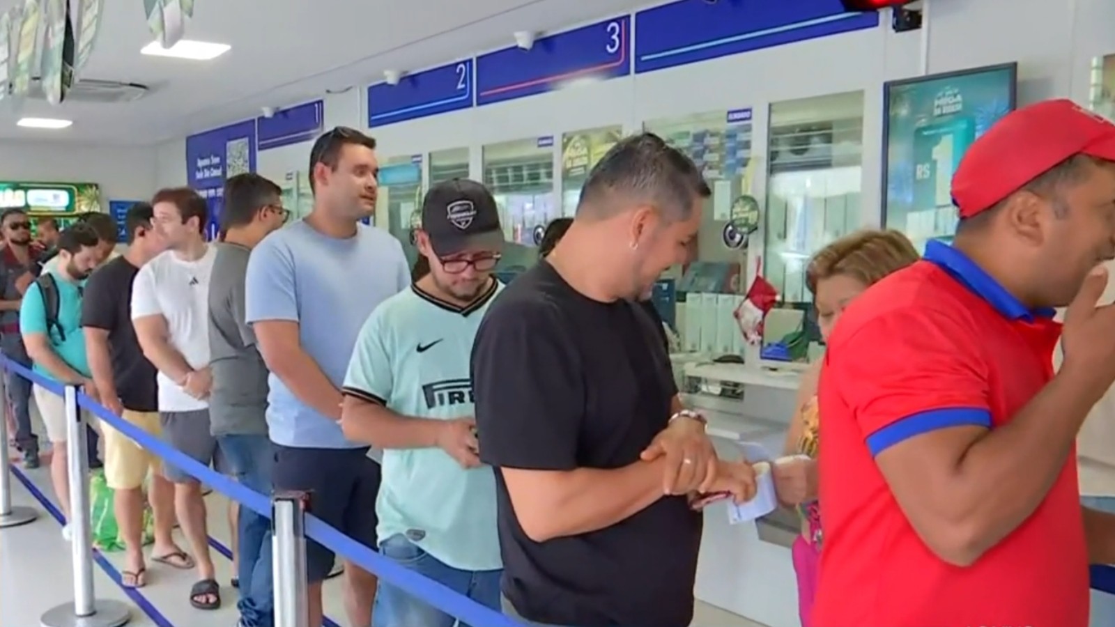 Apostadores lotam lotéricas em Fortaleza nas últimas horas para aposta na Mega da Virada