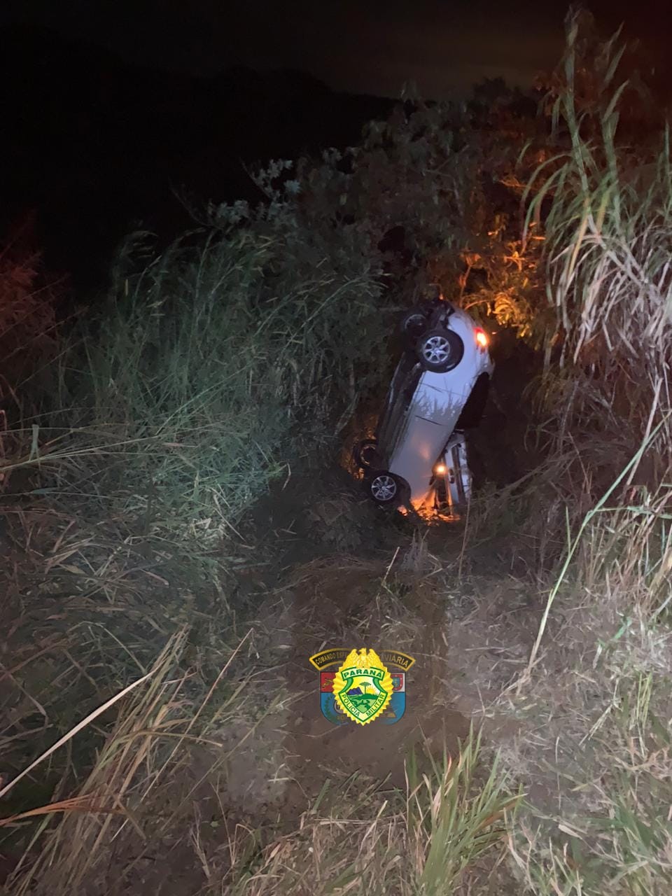 Criança de 3 anos e mãe sobrevivem após carro despencar em ribanceira, em Apucarana