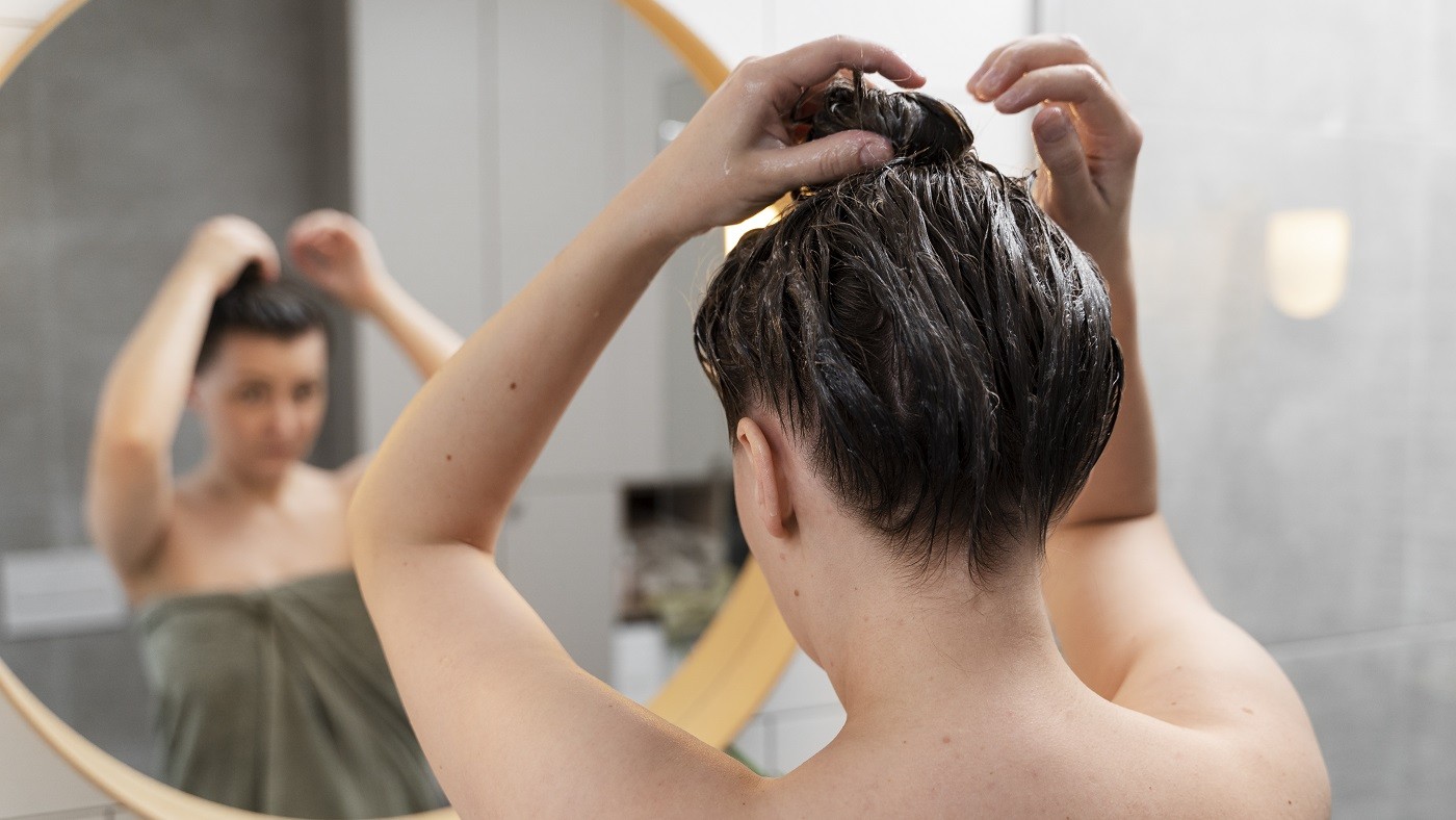 Amarrar o cabelo molhado e outros três problemas que estão danificando seu cabelo