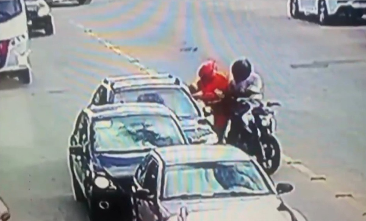 Homem é morto a tiros dentro de carro no interior da Bahia; VÍDEO