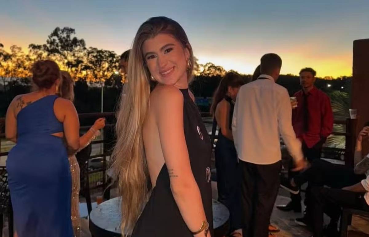 Corpo de estudante que morreu eletrocutada após acidente de carro é velado em BH