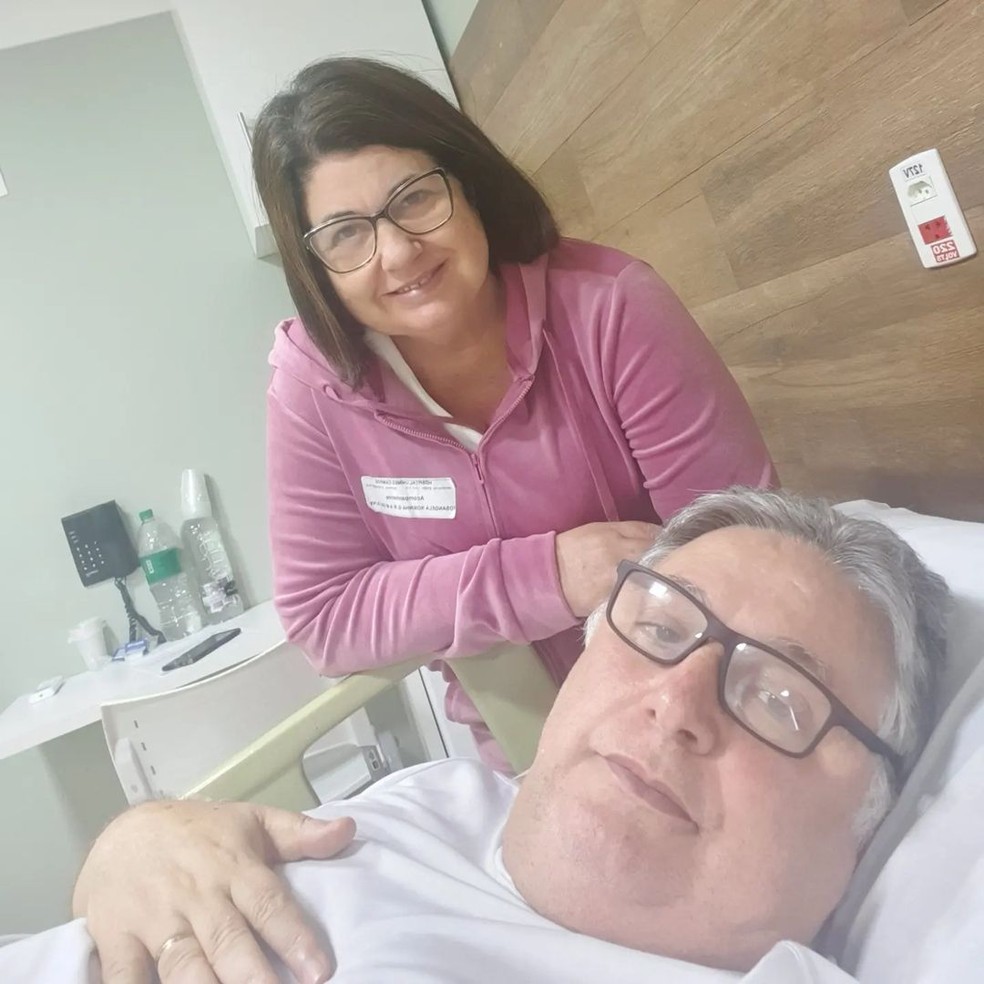 Ex-governador do Rio postou foto ao lado de Rosinha dentro do hospital que está internado em Campos — Foto: ,Anthony Garotinho/Rede social 