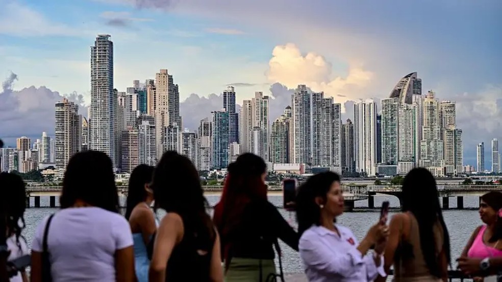 O canal e as atividades comerciais que giram em torno dele são um dos motores econômicos do país. — Foto: AFP via Getty Images/BBC