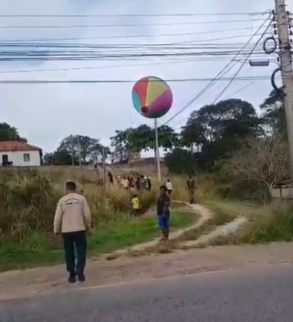 Guarda-parques do Inea resgatam balões gigantes em Araruama