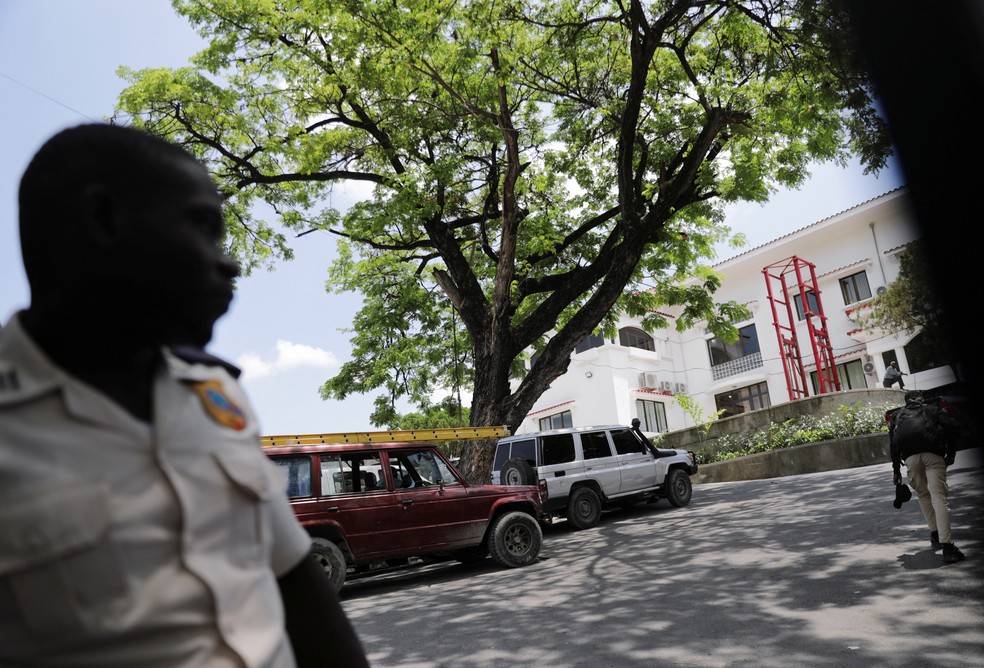 Guarda vigia Villa d'Accueil, a sede do governo do Haiti, em Port-au-Prince — Foto: Ralph Tedy Erol/Reuters