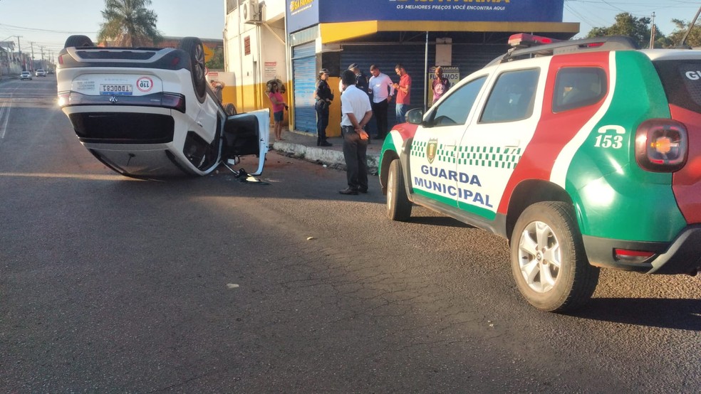 Motorista capotou carro após atropelar idoso em Várzea Grande (MT) — Foto: Guarda Municipal