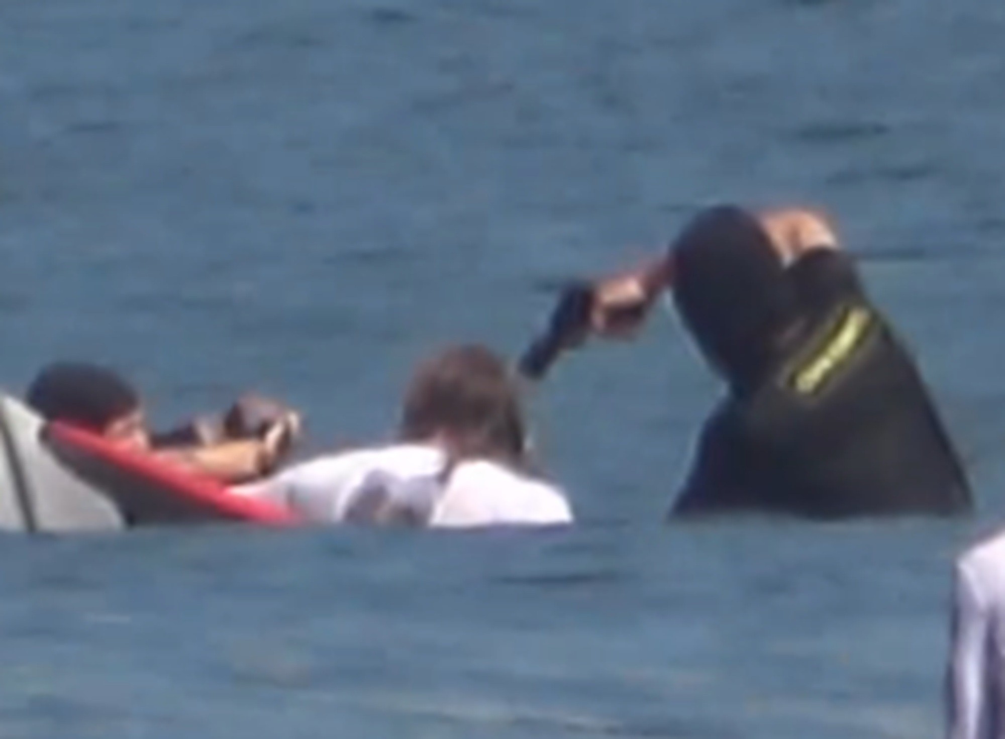 É #FAKE que foto mostre surfista sendo assaltado dentro do mar no Rio; cena é 'pegadinha' na Indonésia