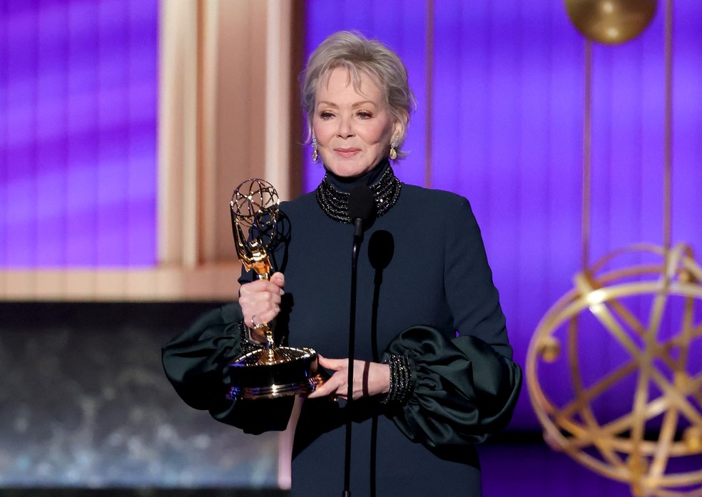 Jean Smart ganha como melhor atriz de comédia por 'Hacks' no Emmy 2025 — Foto: KEVIN WINTER / GETTY IMAGES NORTH AMERICA / Getty Images via AFP