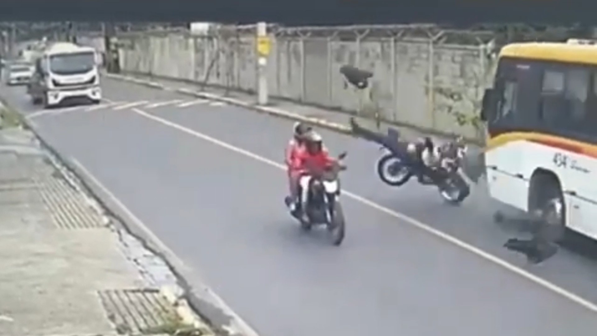 Motociclista morre após bater em ônibus ao invadir contramão para ultrapassar outra moto; VÍDEO