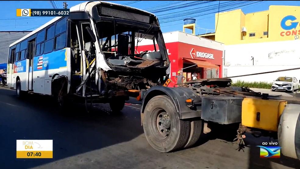 Homem morre após colisão entre ônibus do transporte coletivo e caminhonete, no Jardim América — Foto: Reprodução/TV Mirante