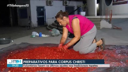 Fiéis se mobilizam para confeccionar os tradicionais tapetes de Corpus Christi em Palmas