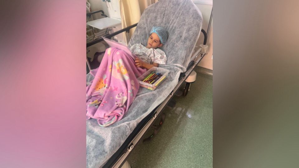Menina de 6 anos tem diagnóstico de tumor raro e família busca tratamento experimental na Itália 