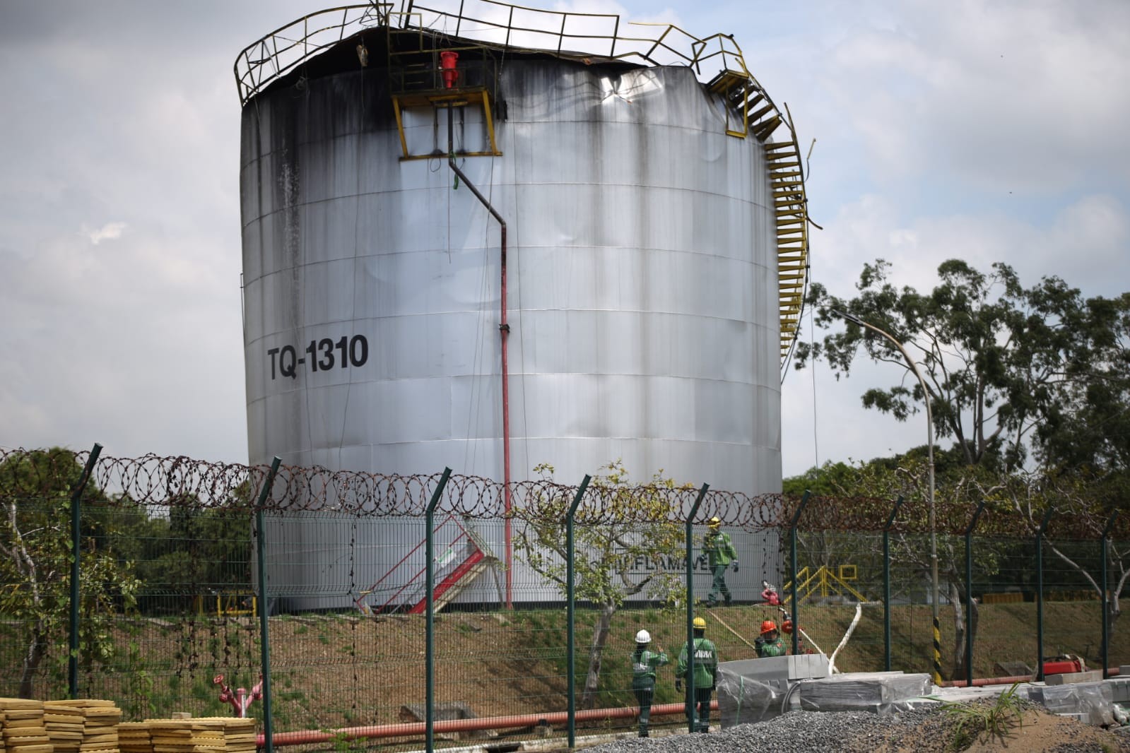 Base da Vibra Energia é interditada após explosão de tanque de combustível em Volta Redonda