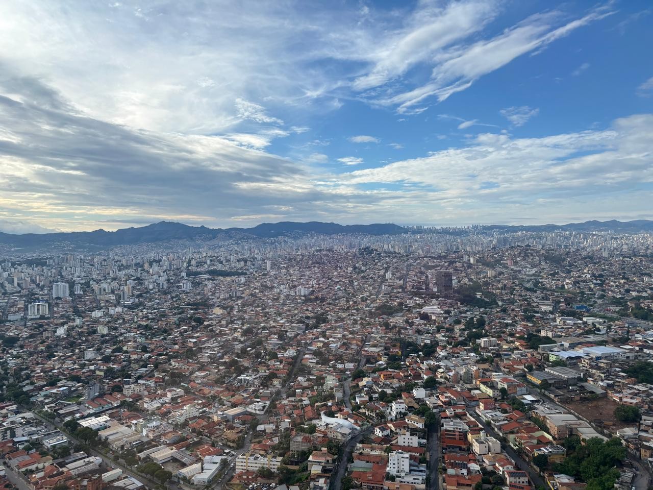 Junho começa com chance de chuva em BH, e temperaturas podem cair para 10 °C ao longo da semana; veja previsão