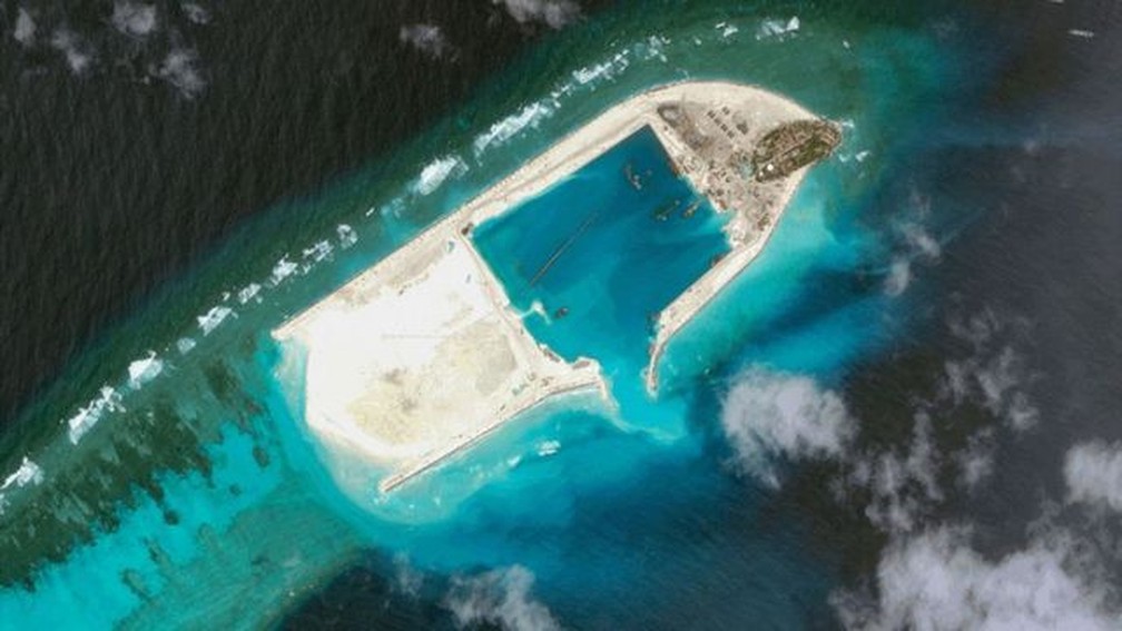 Recife Pearson, também conhecido como Ilha Phan Vinh, é agora muito maior do que seu tamanho original após dragagem de sucção pelo Vietnã. — Foto: MAXAR TECHNOLOGIES via BBC