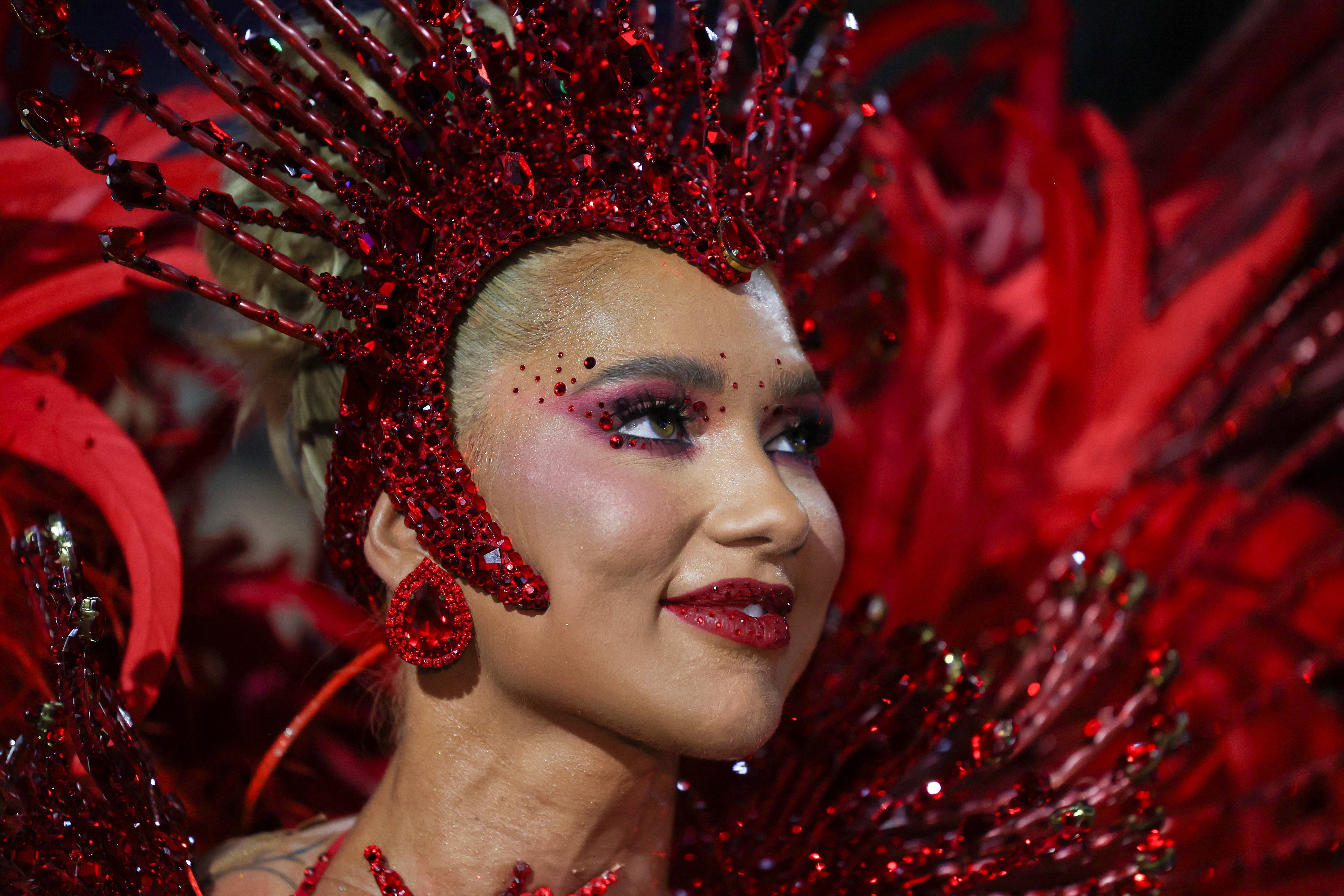 Virginia desfila escoltada por seguranças na Sapucaí