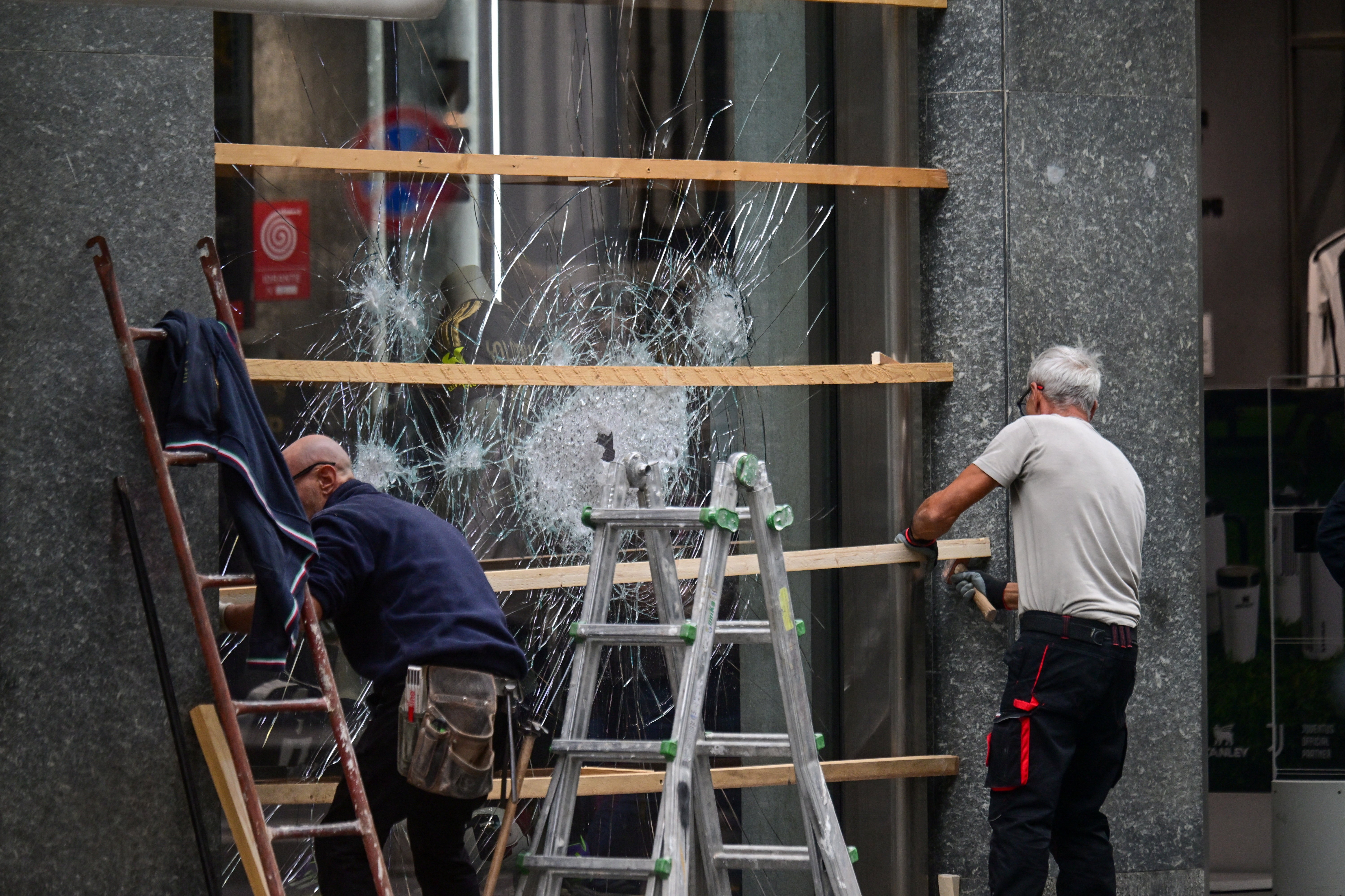 Polícia italiana detém centenas após lojas serem saqueadas durante protestos em Milão