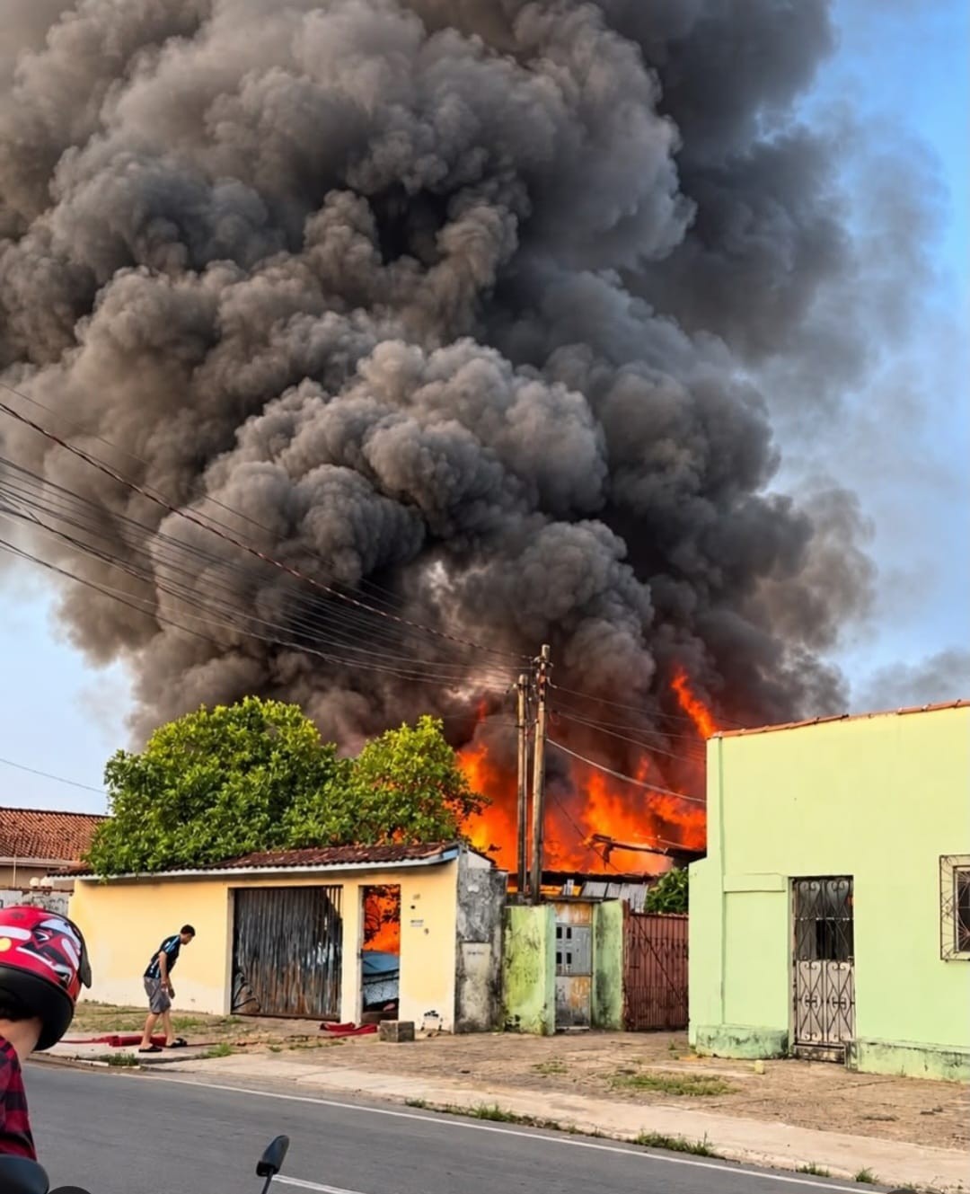 VÍDEO: Incêndio de grande proporção destrói residência em Ji-Paraná, RO
