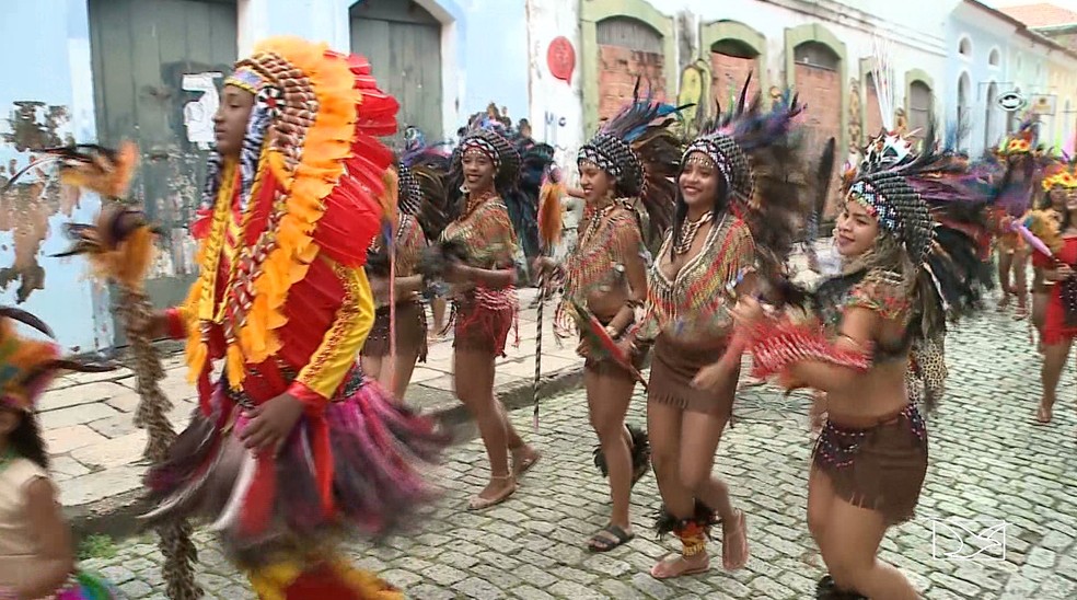 Grupos de tribos de índio são tradicionais no Carnaval de rua do Maranhão — Foto: Reprodução/TV Mirante