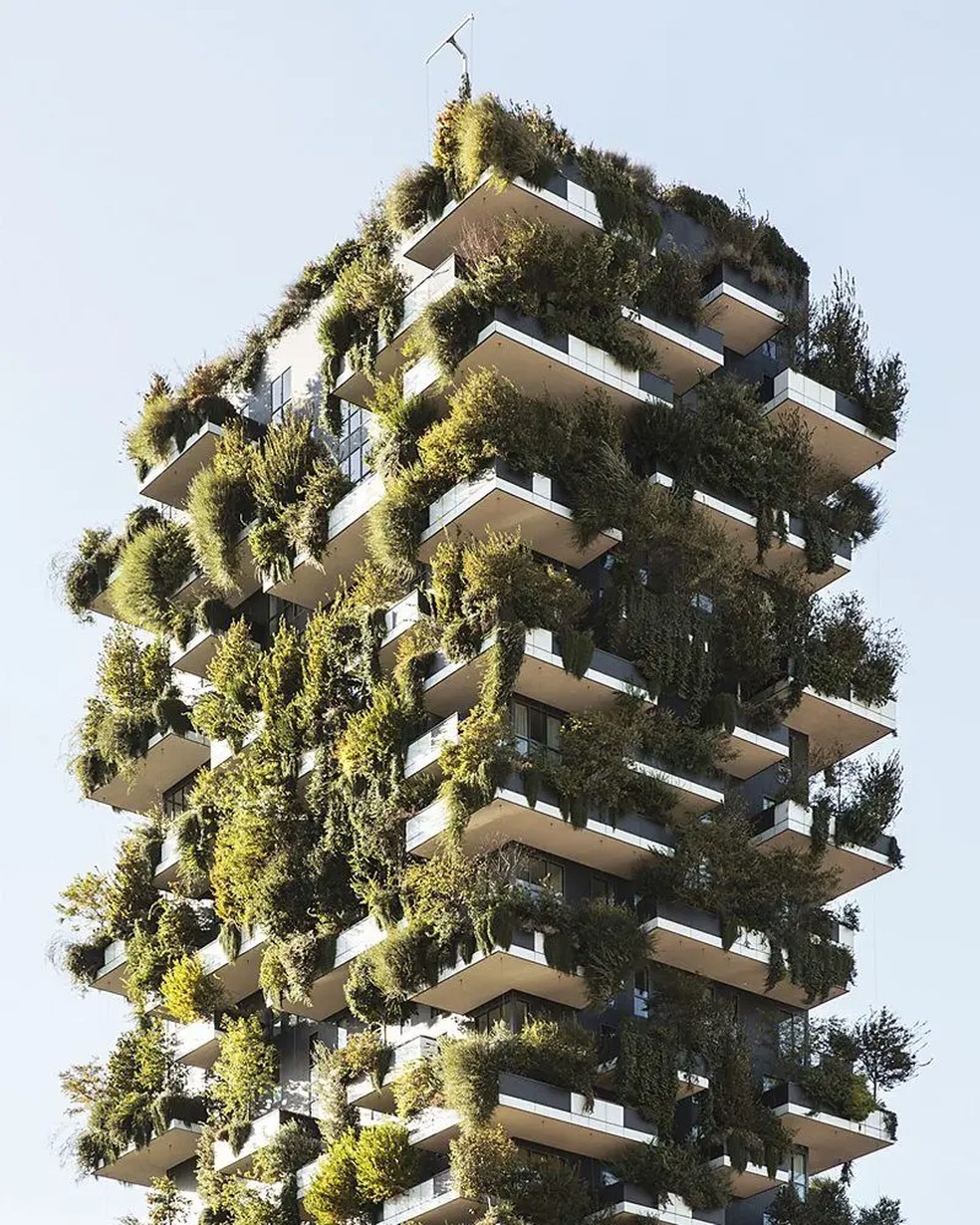 O Bosco Verticale mantém o ambiente dos seus moradores refrigerado e serve de moradia para os pássaros, além dos seres humanos | Foto: Boeri Studio/ Giovanni Nardi