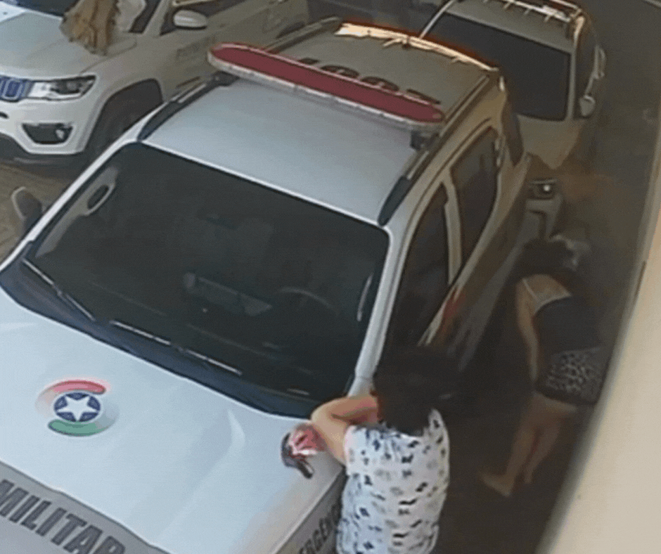 VÍDEO: policial salva bebê engasgada com leite após mãe e avó correrem para pedir ajuda em SC