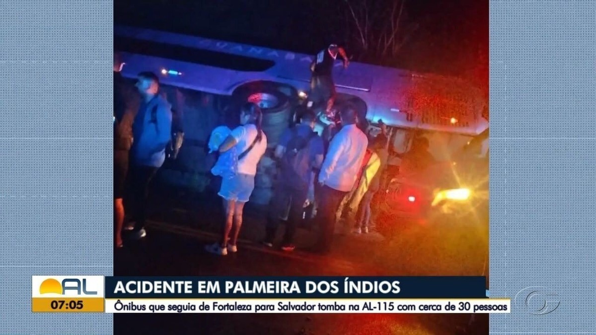Ônibus interestadual tomba na Serra das Pias, em Palmeira dos Índios, e passageiros ficam feridos