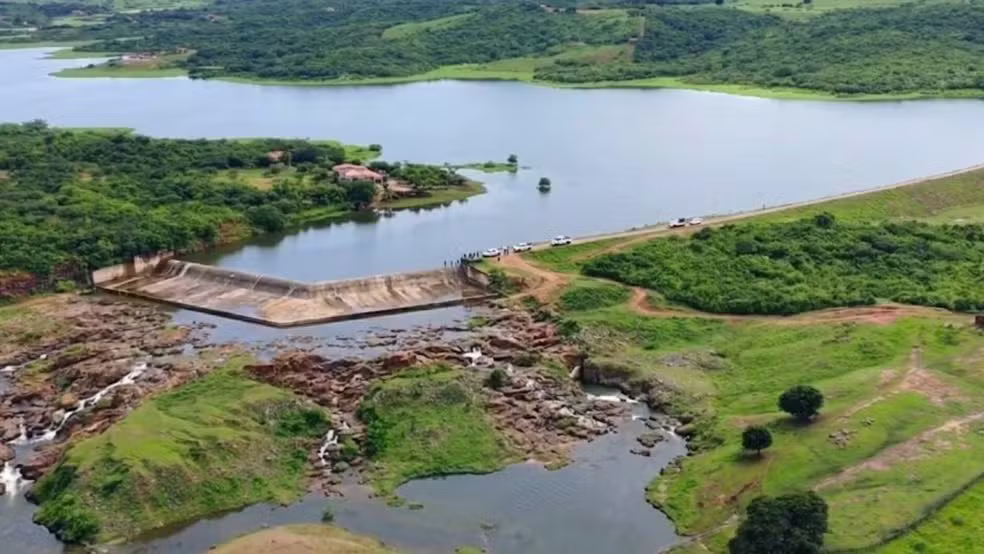 Após 15 anos, Açude Serafim Dias volta a sangrar em Mombaça — Foto: Reprodução