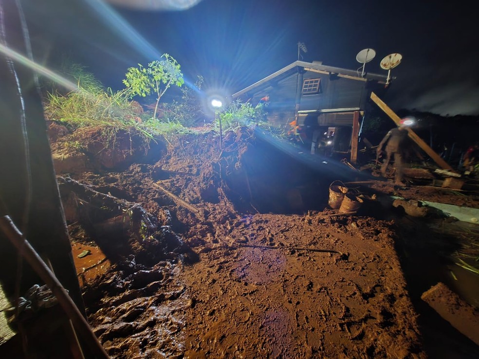 Defesa Civil faz buscas por quatro pessoas que foram soterradas após deslizamento de terra atingir casa em Taubaté, SP — Foto: Divulgação/Corpo de Bombeiros