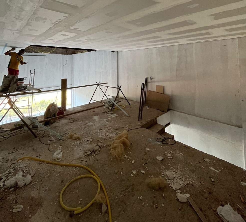 Empreendimento ganhou força através das vendas pela internet e precisou se estruturar em um espaço maior; na foto, o processo de implantação em uma galeria de Rio Branco — Foto: Arquivo pessoal