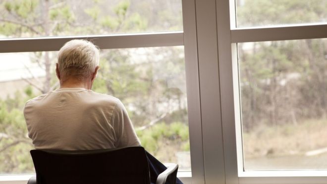 Estudo revê relação entre solidão e aumento da mortalidade em idosos