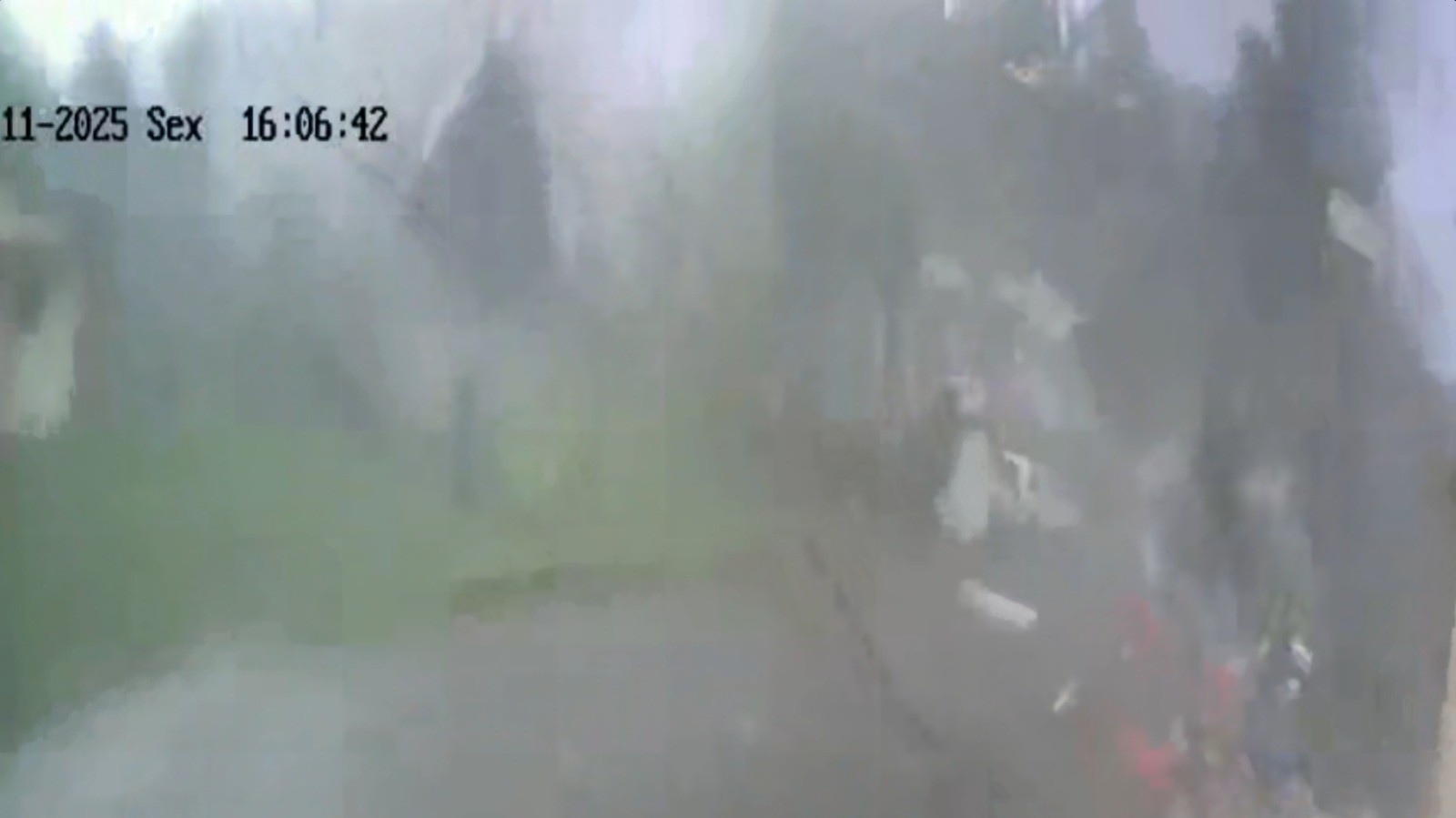 Câmera mostra casa com 8 pessoas arrancada por tornado em SC; VÍDEO