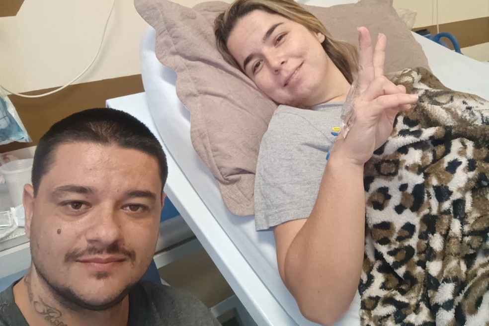 Amanda Messias Oliveira Gutierrez, de 32 anos, ao lado do esposo Vinicius — Foto: Amanda Gutierrez/Arquivo pessoal