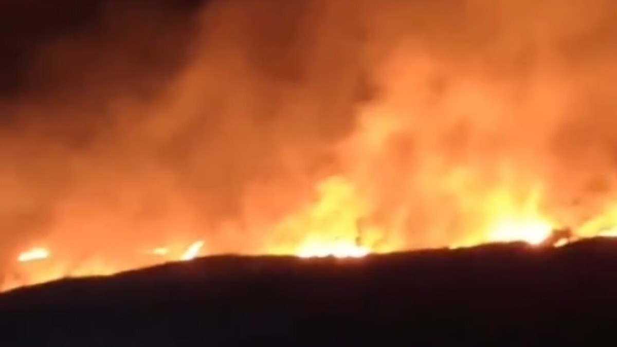 Incêndio destrói carreta em estacionamento de fazenda em Cariri do