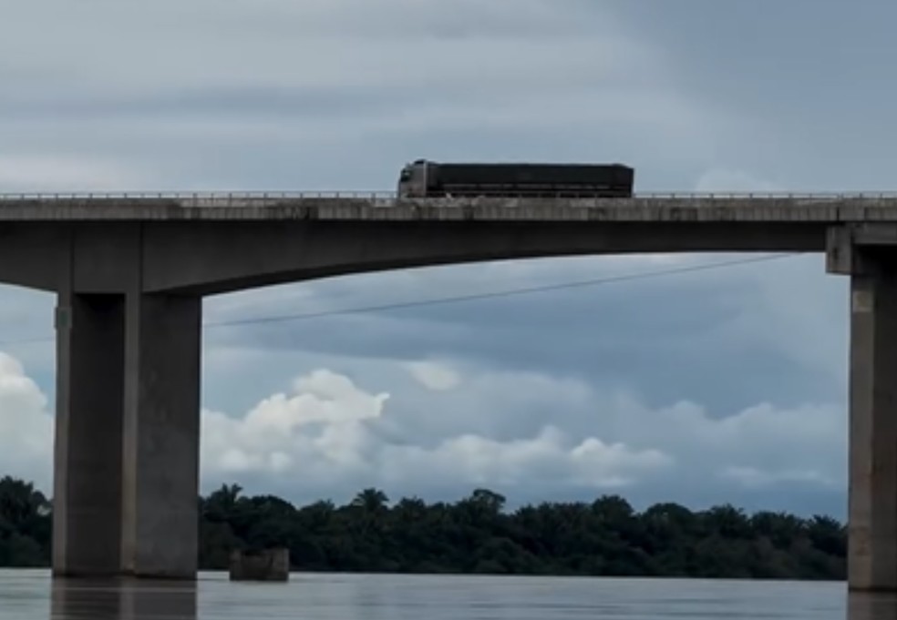 Vídeo mostra carreta transitando por ponte com tráfego restrito a veículos com mais de seis eixos — Foto: Reprodução/Instagram aventurassobreasaguas