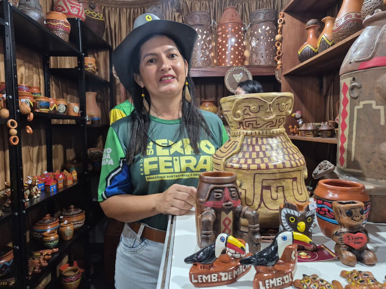 
Família produz arte inspirada no Maracá e Cunani e homenageia Mazagão Velho na Expofeira do AP