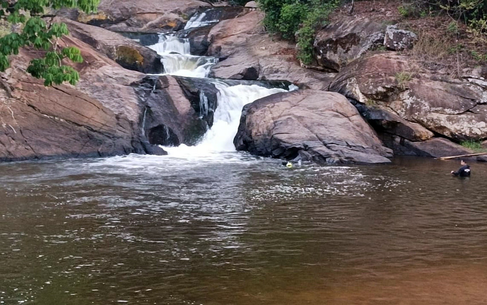 Bombeiros encontram corpo de homem que desapareceu após se afogar em cachoeira em Paraisópolis, MG