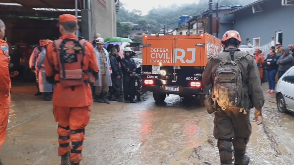 Chuva provoca mortes em Petrópolis, na Região Serrana do Rio de Janeiro — Foto: TV Globo/Reprodução