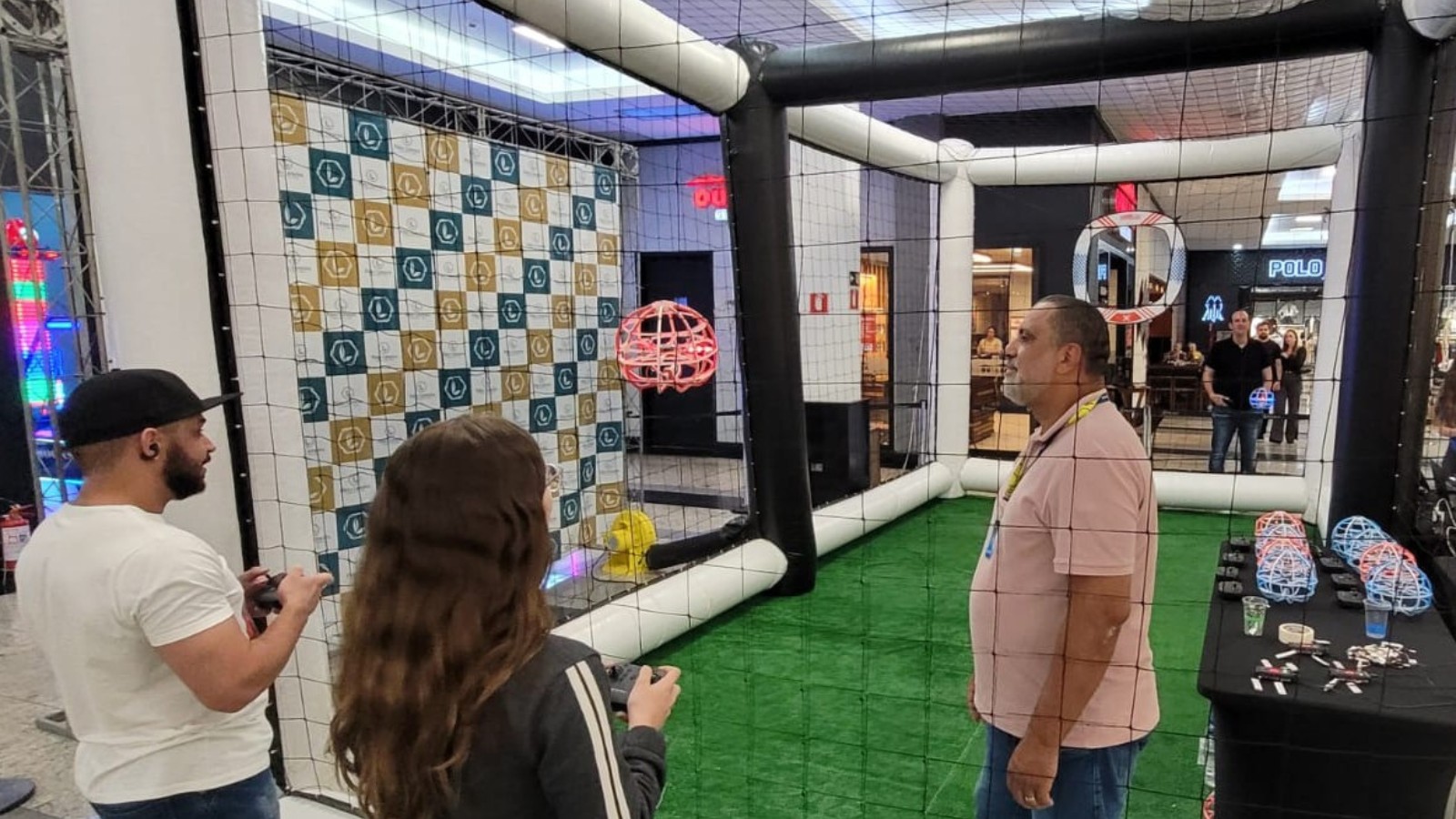Arena de drones desafia pais e filhos no Pátio Limeira Shopping