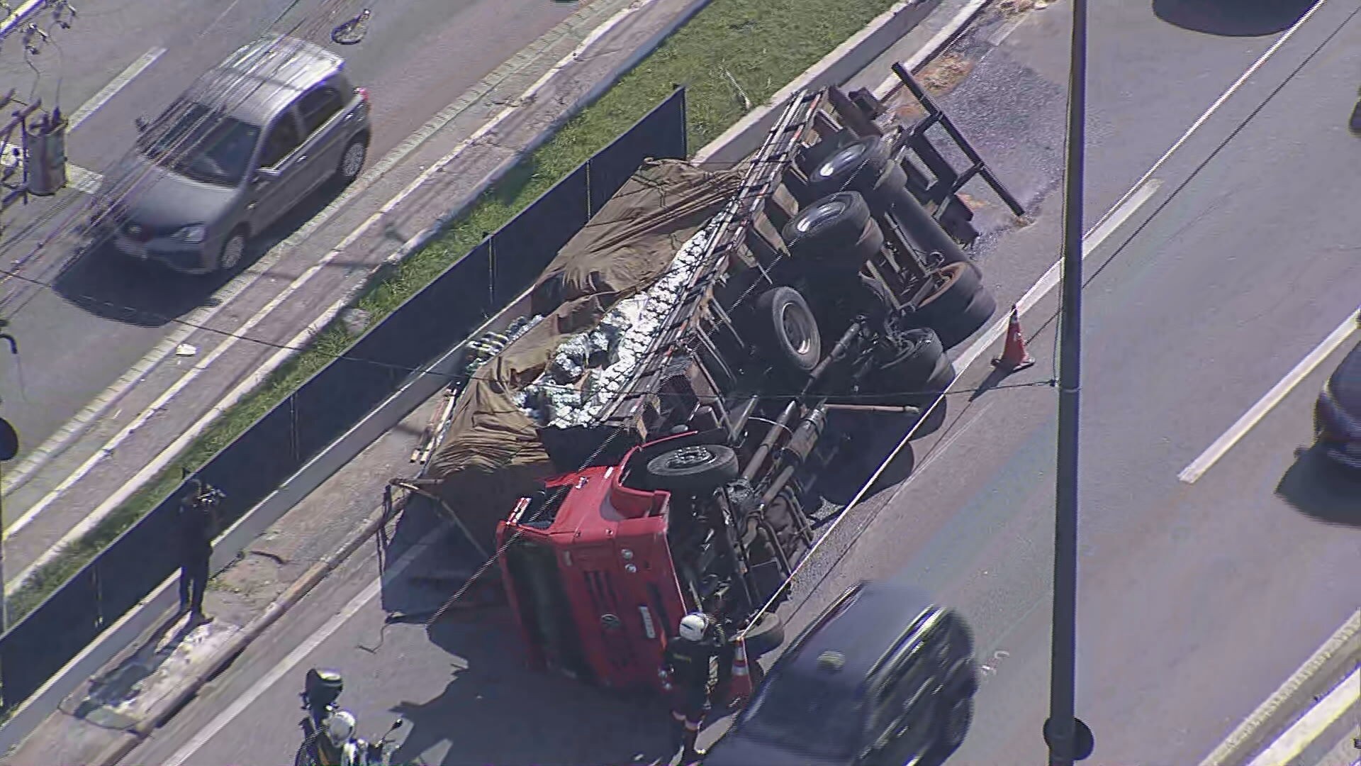 Caminhão de refrigerantes tomba na Rodovia Régis Bittencourt e interdita pista em Taboão da Serra, na Grande SP