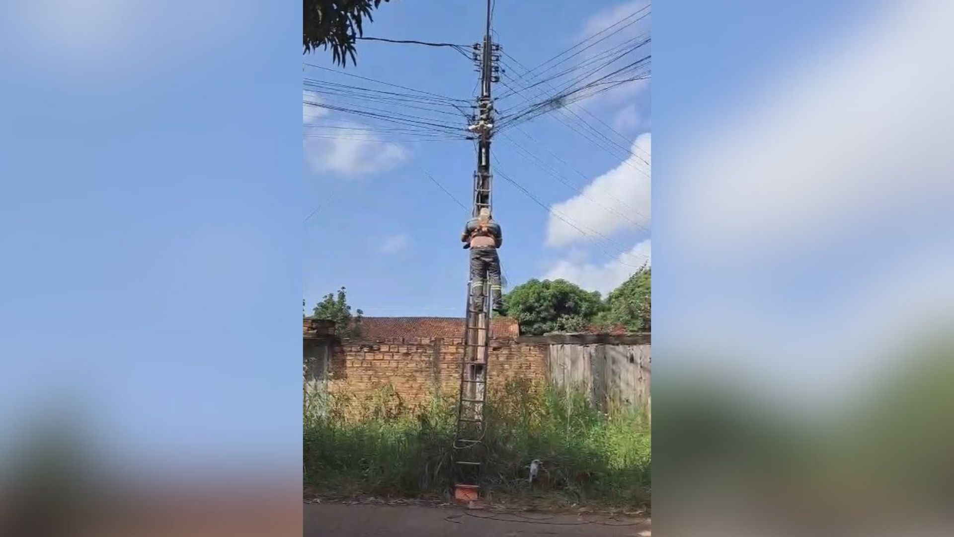Trabalhador sofre choque elétrico, fica inconsciente e é resgatado do alto de poste em Macapá