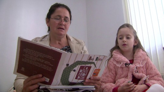 Aluno Nota 11: Menina de 7 anos ensina babá a ler e escrever - Programa: Como Será? 