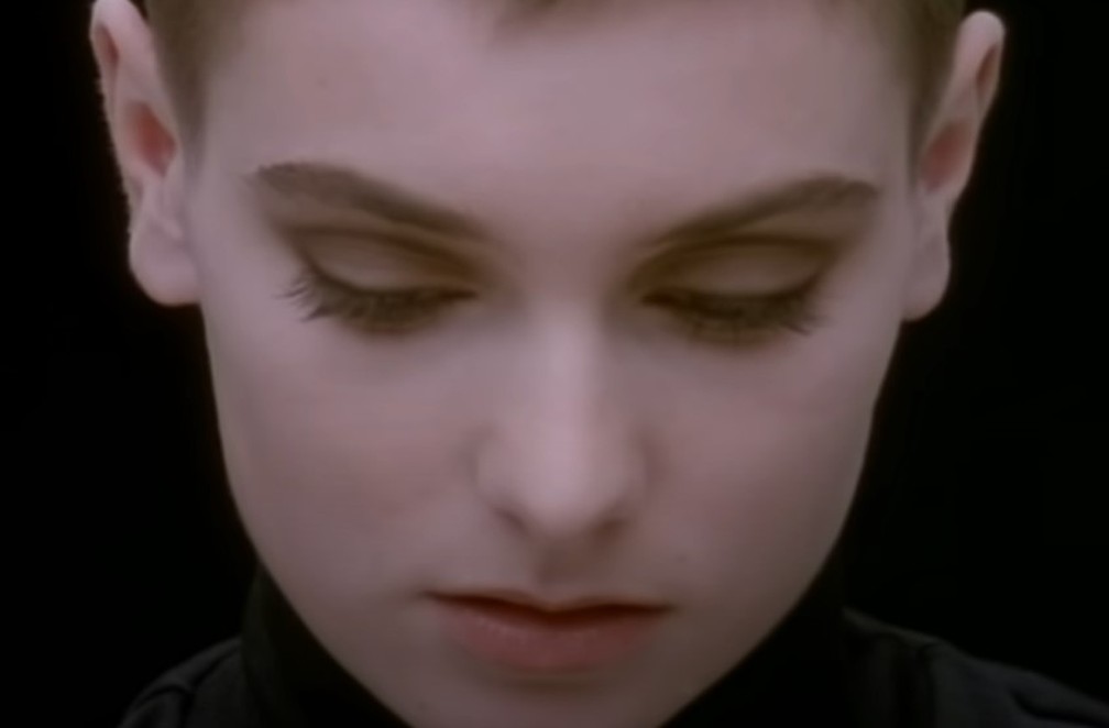 Sinéad O'Connor em cena do clipe de "Nothing Compares 2U" — Foto: Reprodução/YouTube