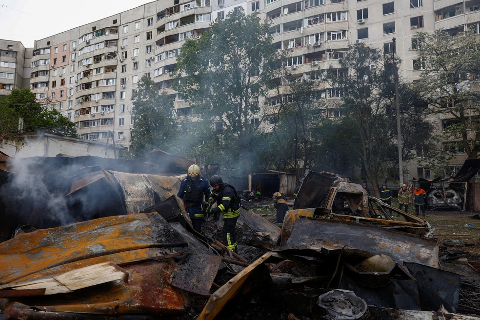 Bombeiros trabalham após ataque russo na região de Kharkiv, em 14 de maio de 2024 — Foto: REUTERS/Valentyn Ogirenko