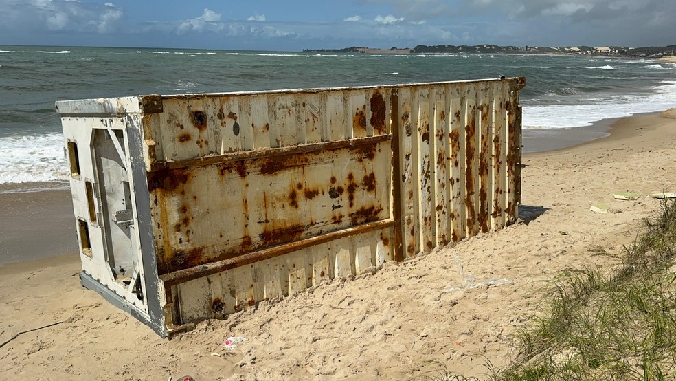 Contêiner encontrado na praia de Barra do Rio, em Extremoz, na Grande Natal — Foto: Sérgio Henrique Santos/Inter TV Cabugi