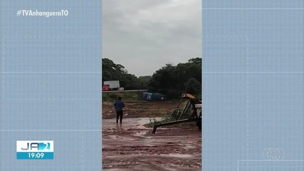 Ônibus tomba na BR-153, próximo a Guaraí e deixa quatro feridos