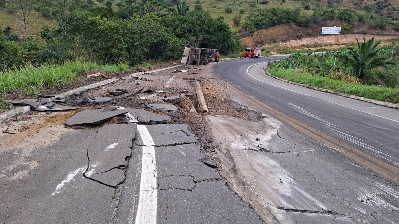 Caminhão carregado de pedras tomba e provoca rachaduras em asfalto de rodovia na Bahia