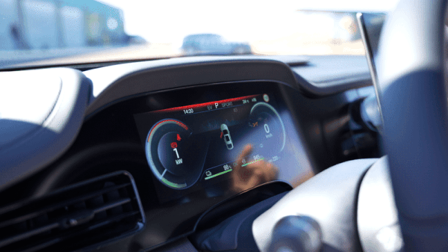 Painel de instrumentos indica que o carro testado tem leitura de placas dentre os equipamentos de ADAS — Foto: Vinicius Montoia | g1