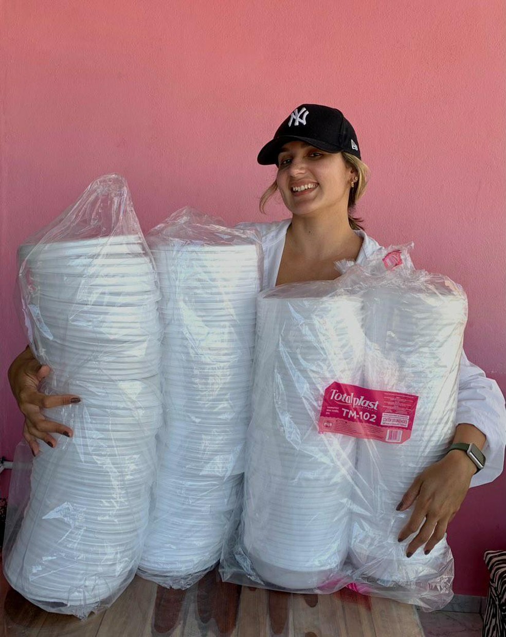 Gestora aproveita aniversário para realizar sonho e distribui marmitas para moradores de rua de Ubatuba — Foto: Projeto UbaSolidária