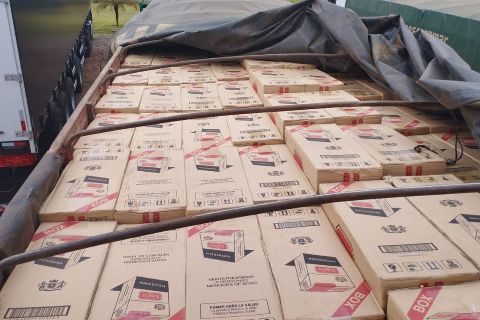 350 mil maços de cigarro foram encontrados na carroceria do caminhão em Maringá — Foto: PRF